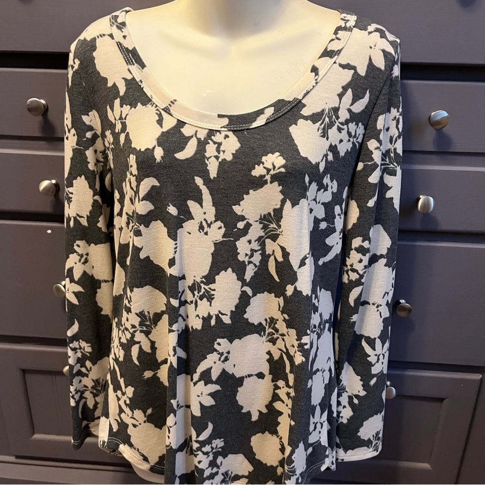 🆕 Soft grey floral top